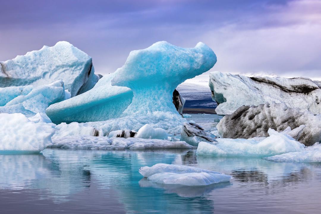 Блакитні айсберги відбиваються у льодовиковій лагуні Йокульсарлон
