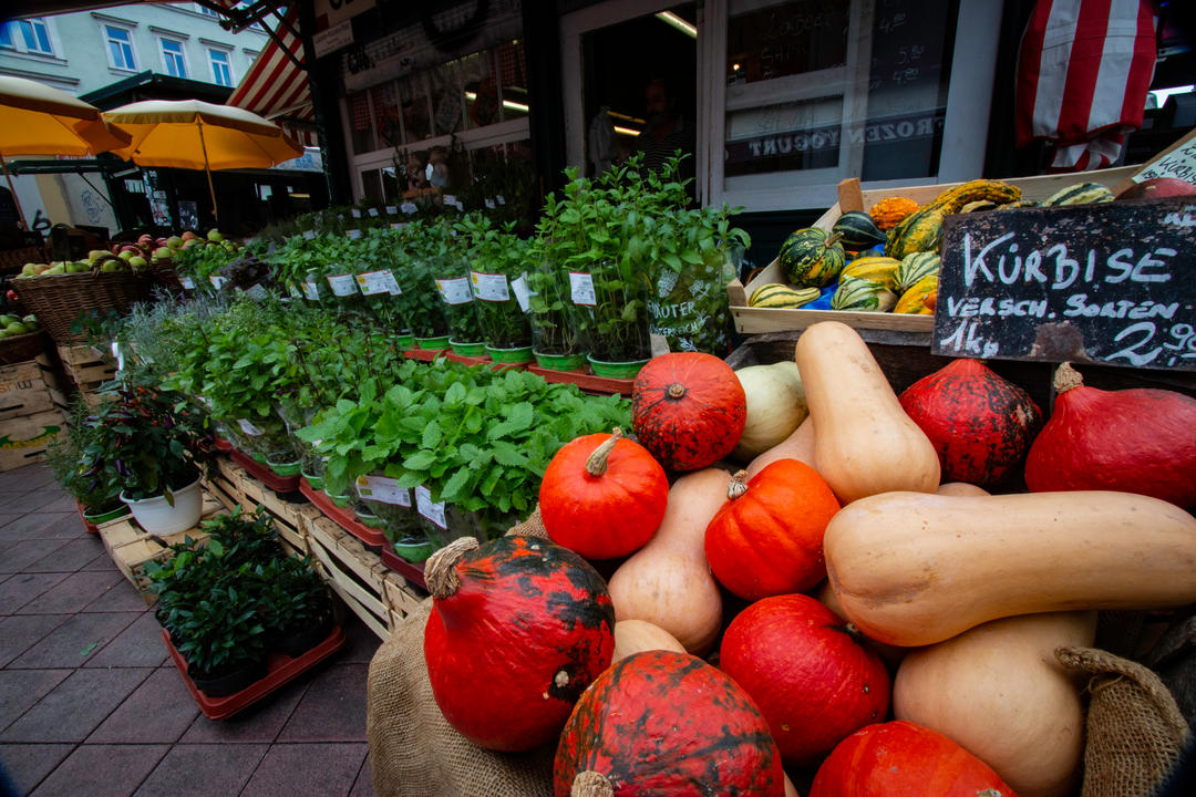 Овочеві прилавки з овочами на відкритому ринку