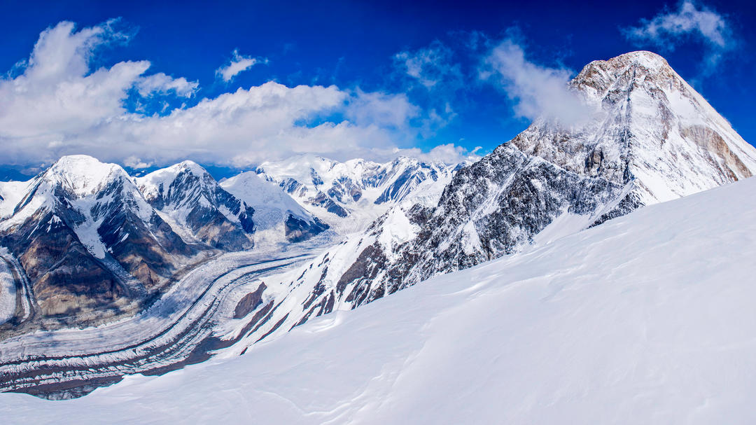 Високі снігові гори у Центральній Азії
