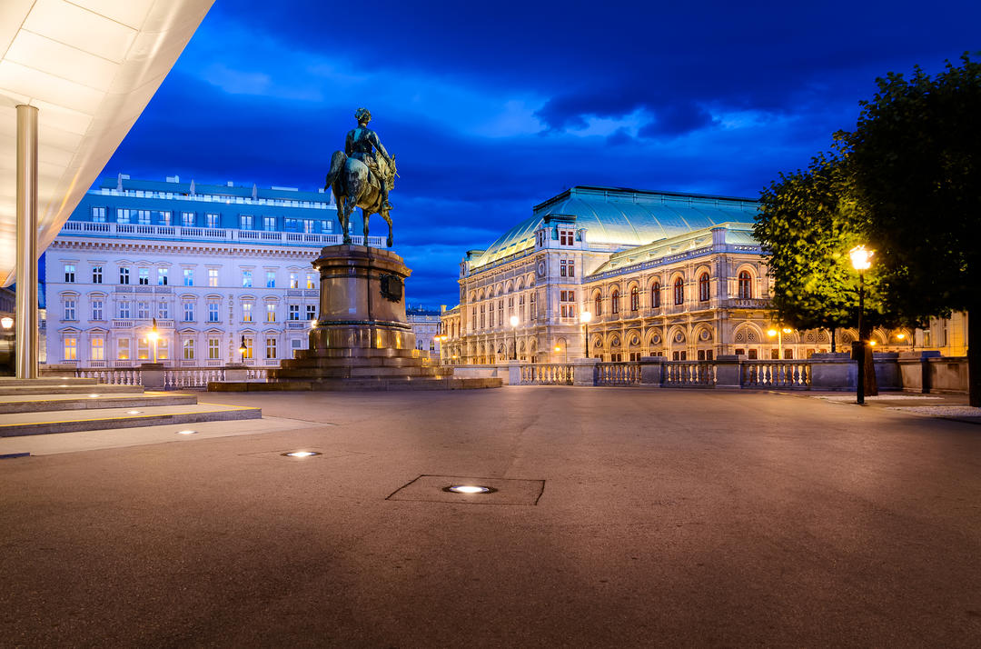 Віденський оперний театр та бронзова скульптура вночі