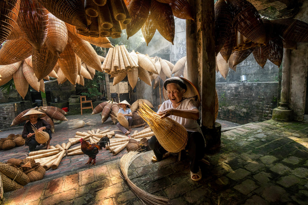 Жінка робить традиційну бамбукову пастку риби.