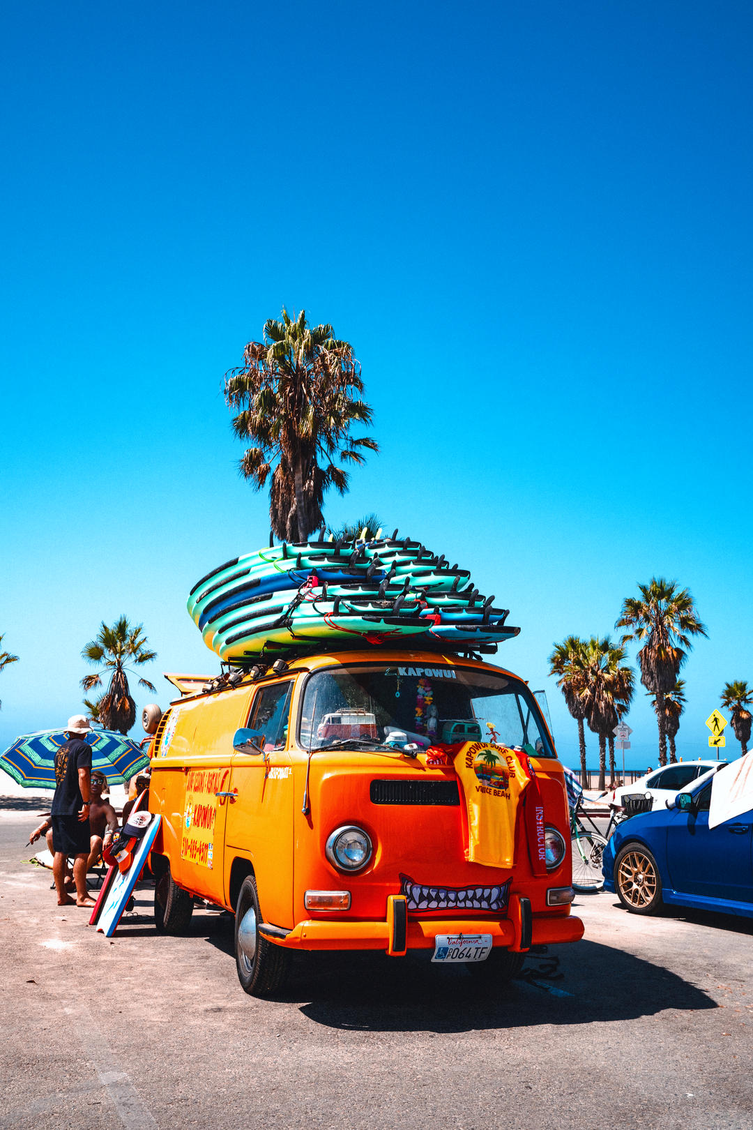 Класичний помаранчевий фургон із дошками для серфінгу.