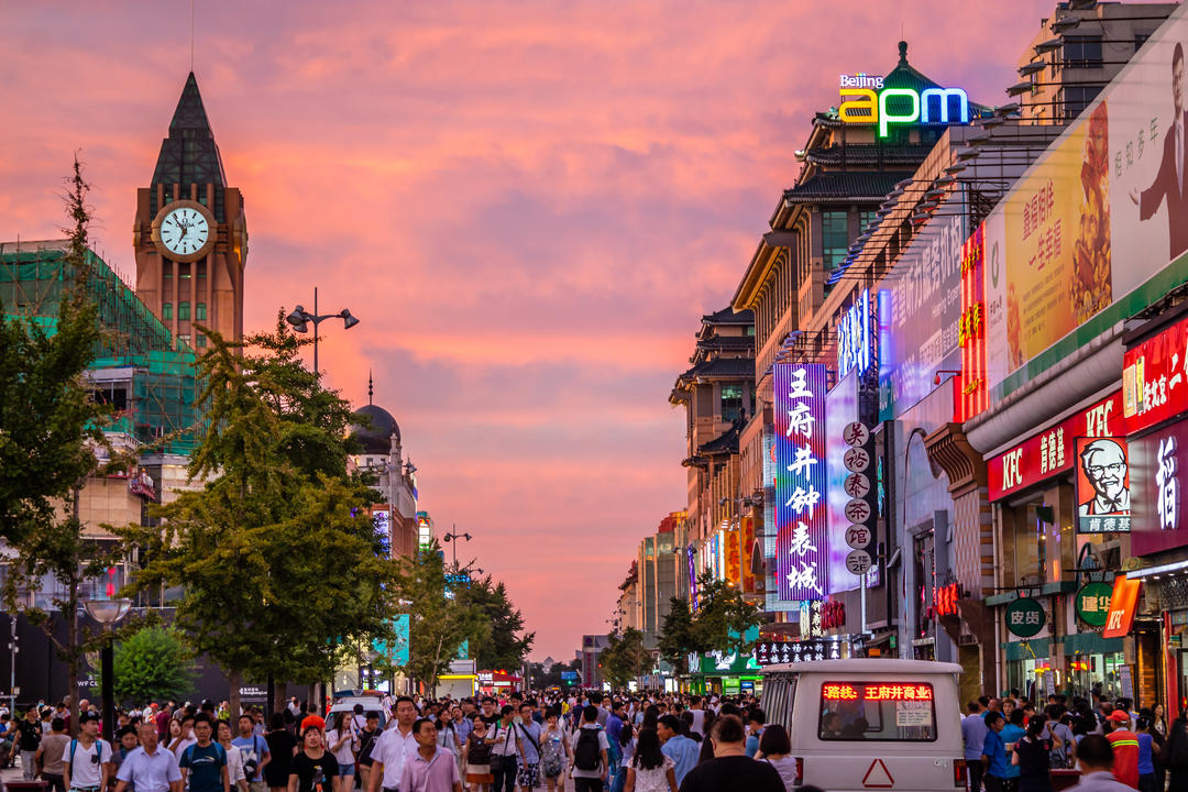 Знаменита торгова вулиця Пекіна на заході сонця