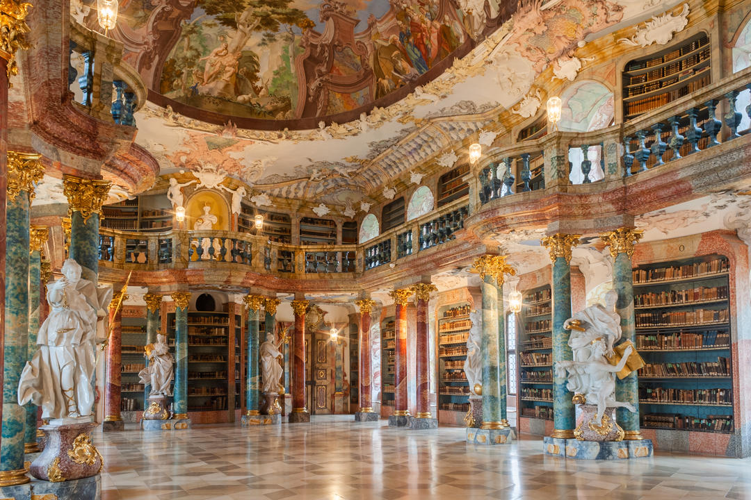 Зал бібліотеки у стилі рококо