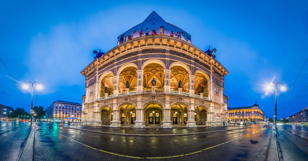 Віденська державна опера у вечірній час