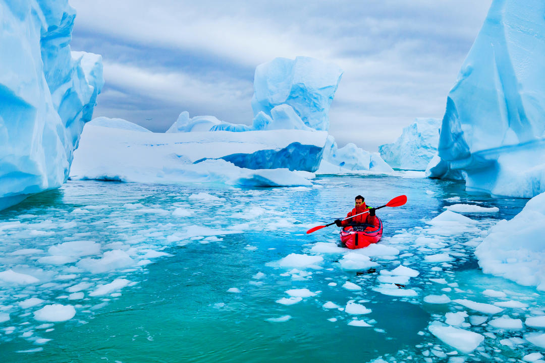 Веслування на морській байдарці між айсбергами