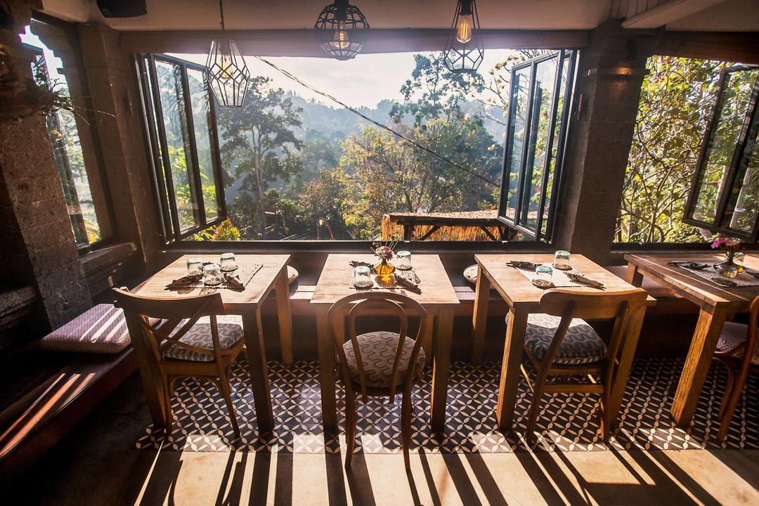 Столики в ресторані з видом на джунглі