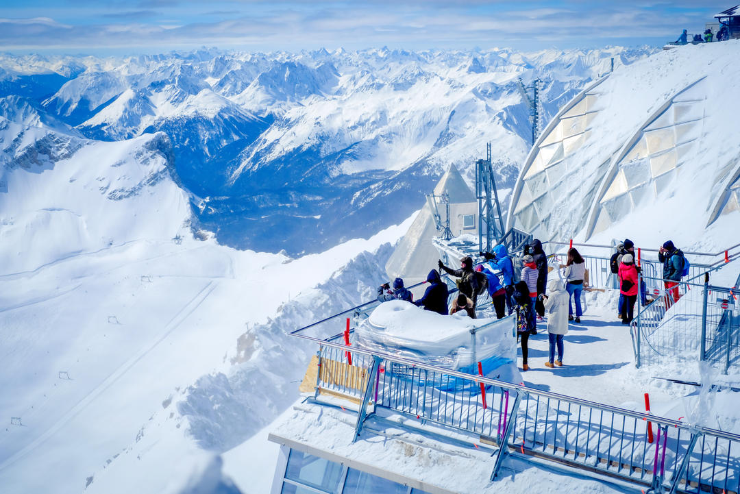 Туристи на оглядовому майданчику на вершині Цугшпітце в Альпах