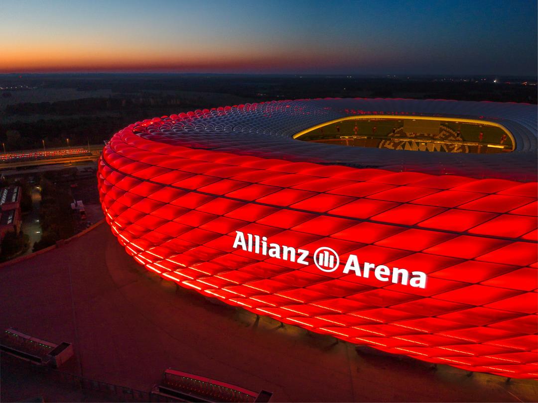 На Альянці Арені одночасно стадіон може вмістити 75 000 глядачів.