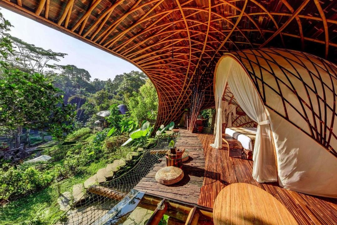 Тераса банбукового бунгало з видом на джунглі.