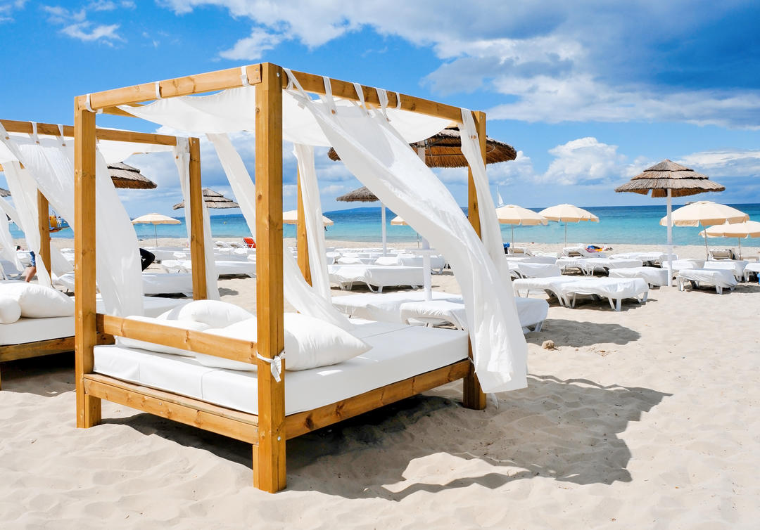 Пляж з білим піском в Ібіці, Іспанія