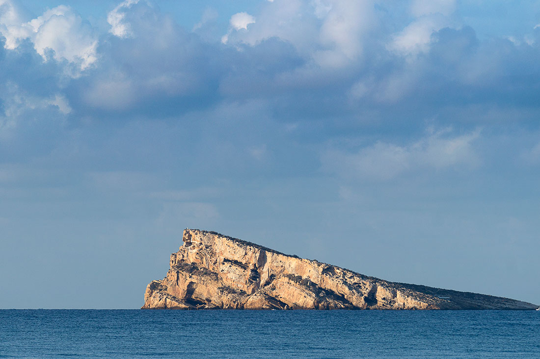 Вид на острів Л'Ілля де Бенідорм (Benidorm Island)