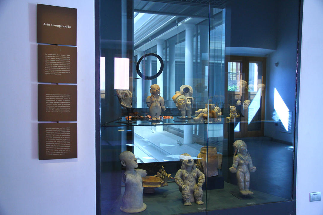 Полиці повні експонатів у Чилійському музеї доколумбового мистецтва