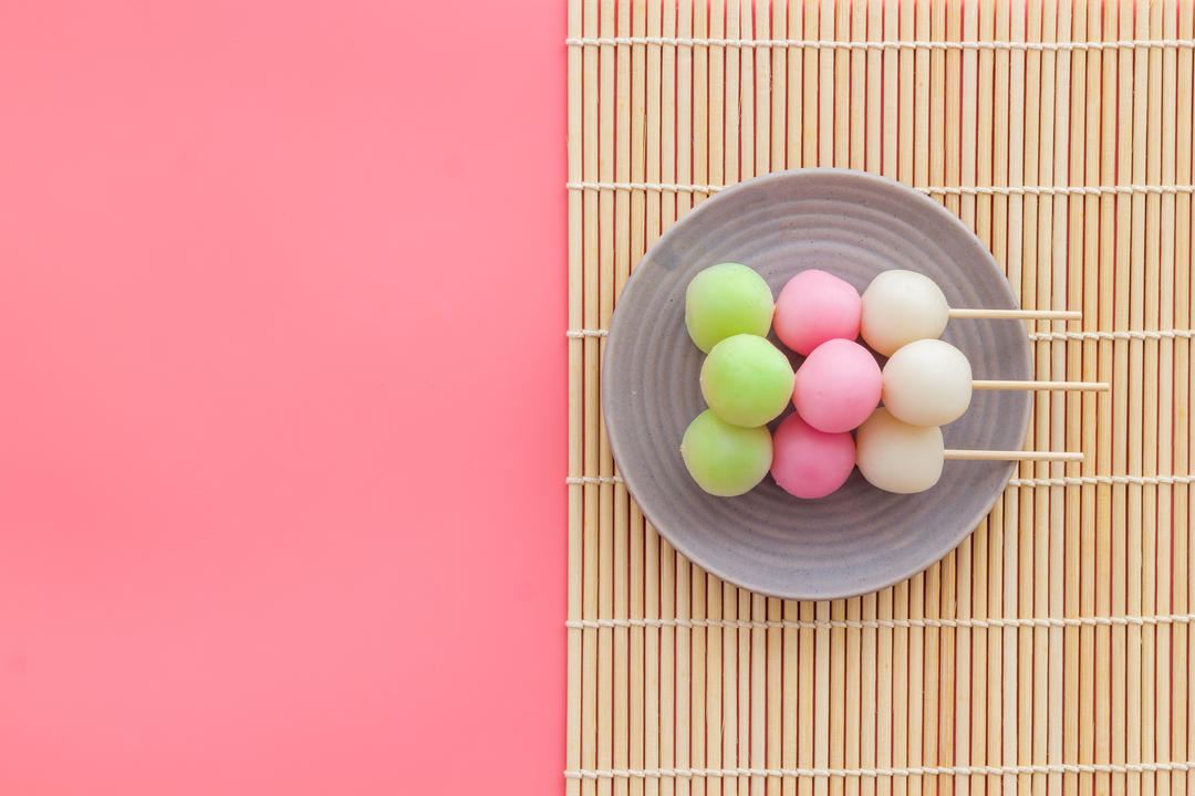 Японський десерт данго в рожевих, білих та зелених тонах.