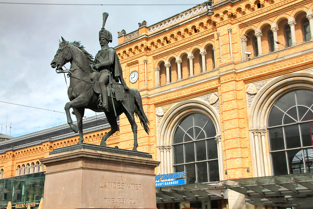 Статуя Ернеста Серпня