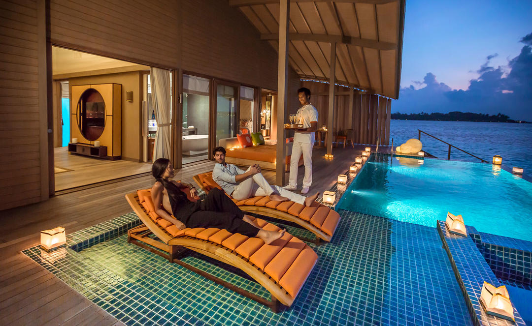 Номер готелю з басейном на терасі з видом на океан