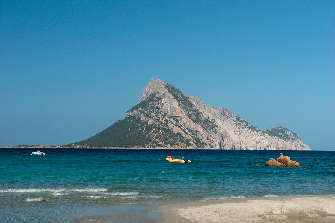 Вид на Таволара з сардинського берега.