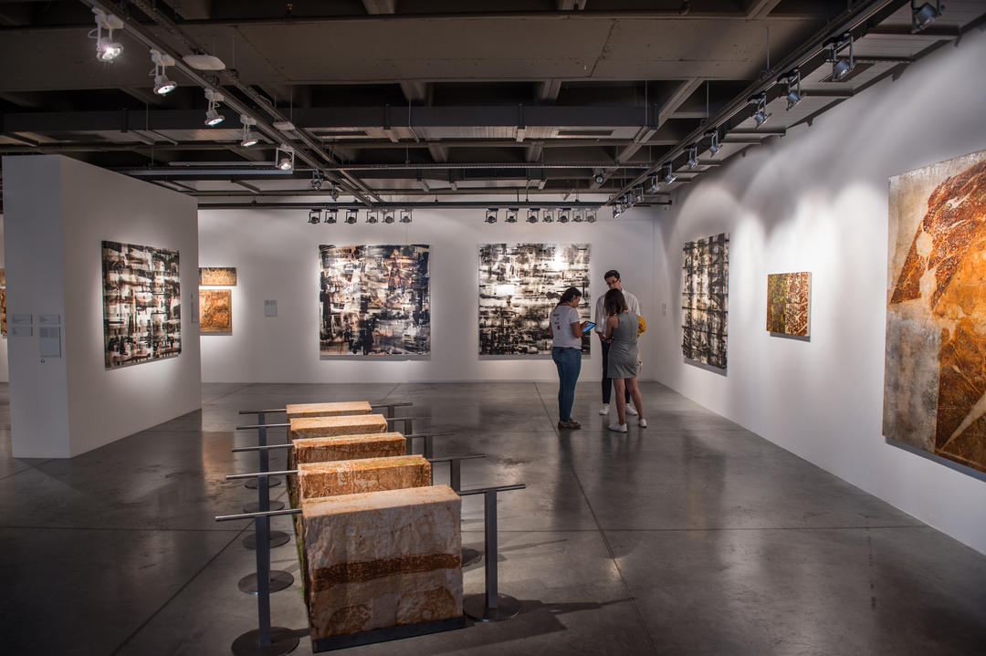 Відвідувачі оглядають виставку Стамбульського музею сучасного мистецтва