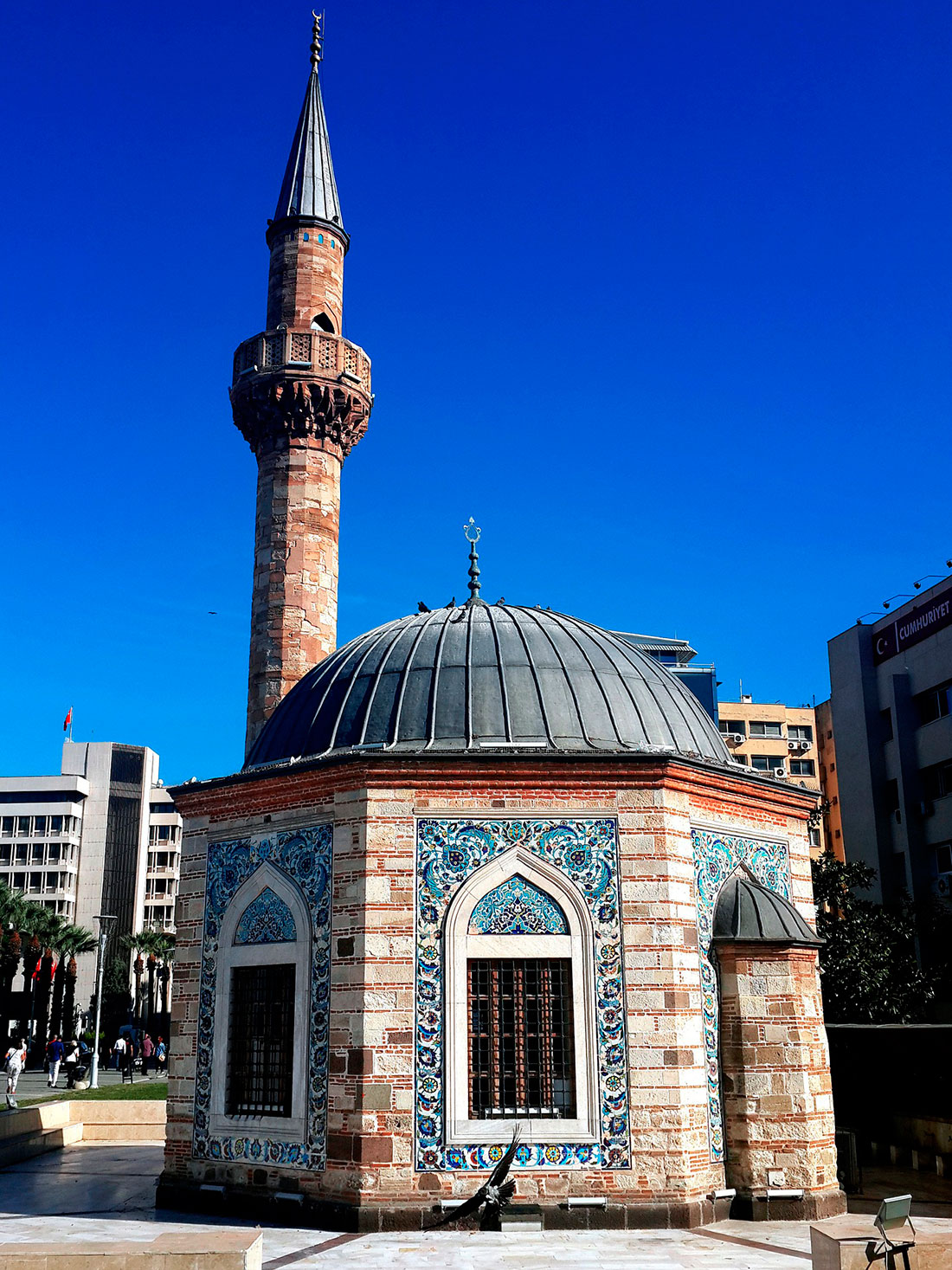 Прекрасна мечеть Яли на площі Конак