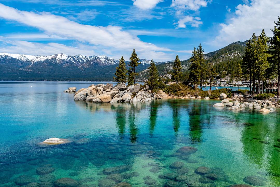 Lake Tahoe – є найбільшим альпійським озером у США