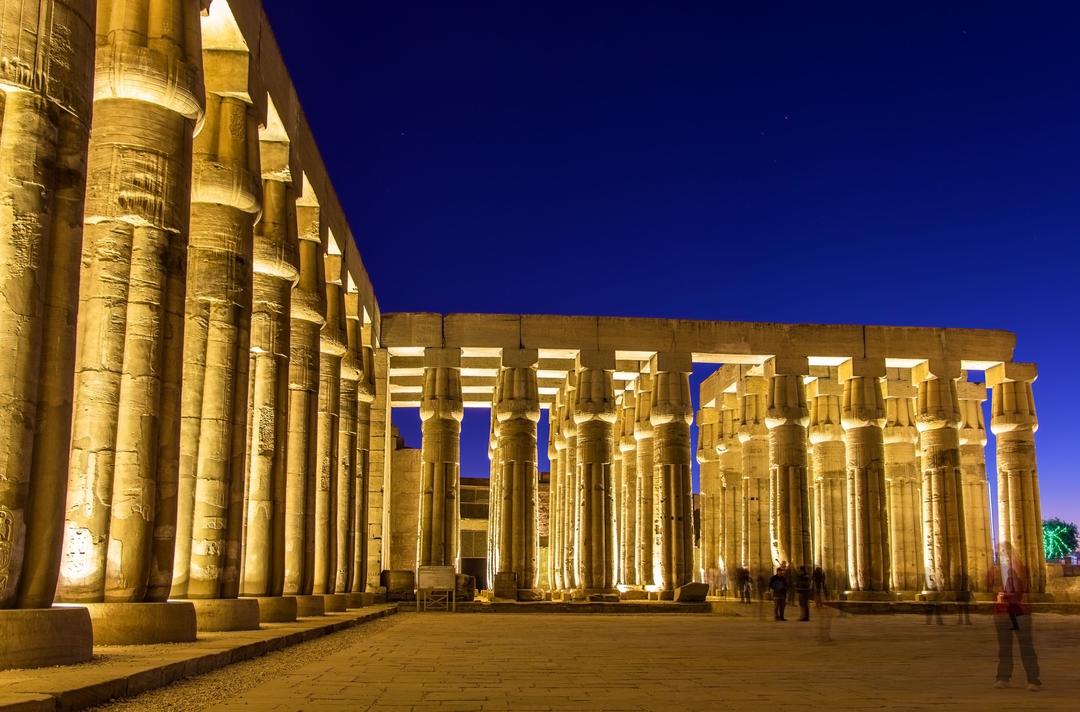 Храмовий комплекс розташований у місті Луксор на березі Нілу.