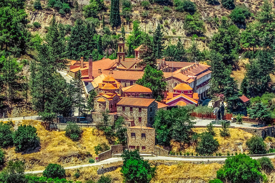 Вид на Ставропігійний чоловічий монастир Махерас 