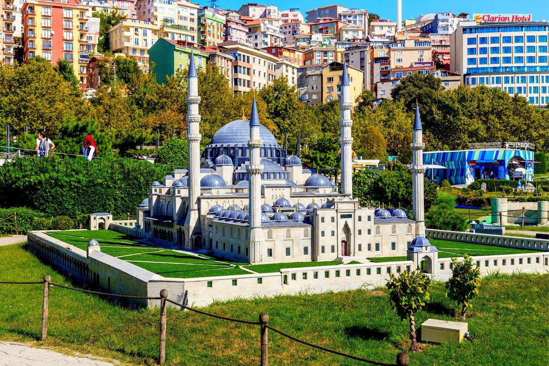 Парк Мініатюрк складається із трьох експозицій: Стамбул, Туреччина та Османська імперія