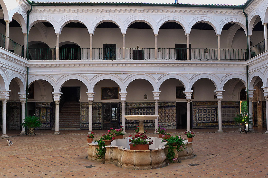 Внутрішній дворик жіночого монастиря Санта-Паула