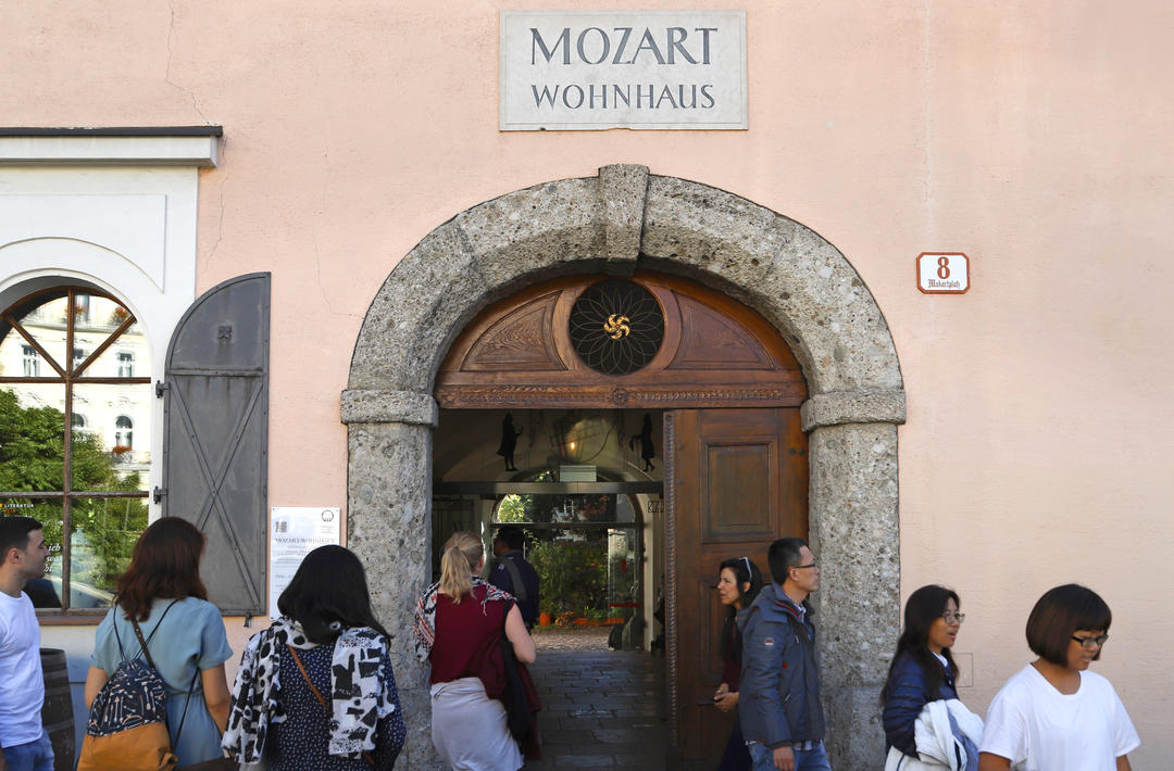 Туристи за межами резиденції Моцарта