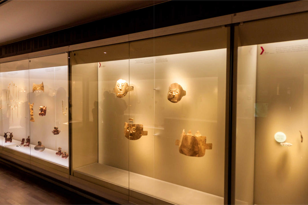 Колекція золота за вітриною у Музеї золота у Боготі