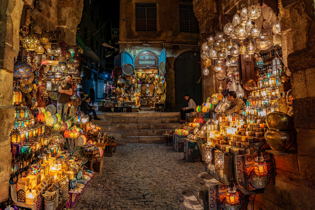 Прилавки магазинів у старому Каїрі з гарними ліхтарями