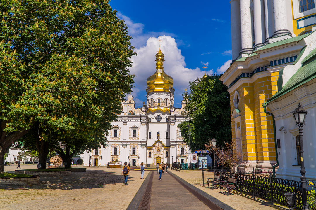 Люди, що йдуть до Києво-Печерської Лаври