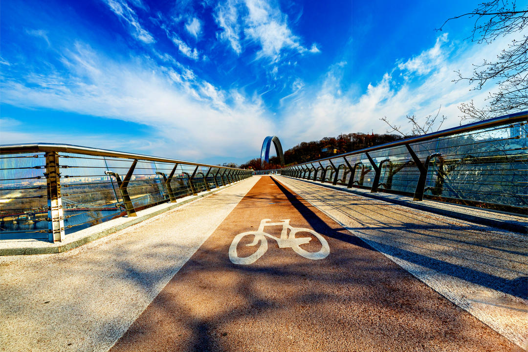 Пішохідно-велосипедний міст у хорошу погоду