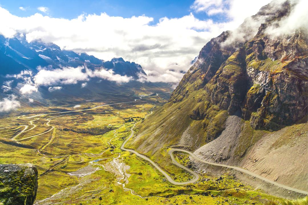 Маршрут гірської дороги Юнгас у Болівії