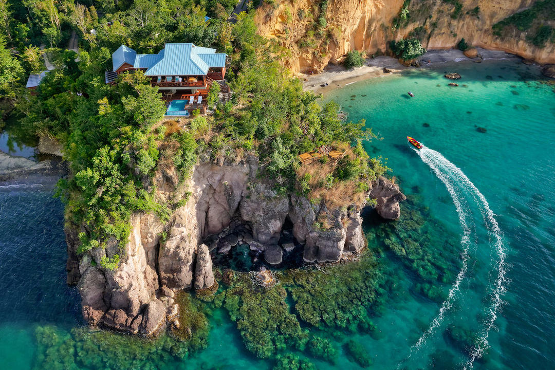 Курортний готель на скелі біля океану