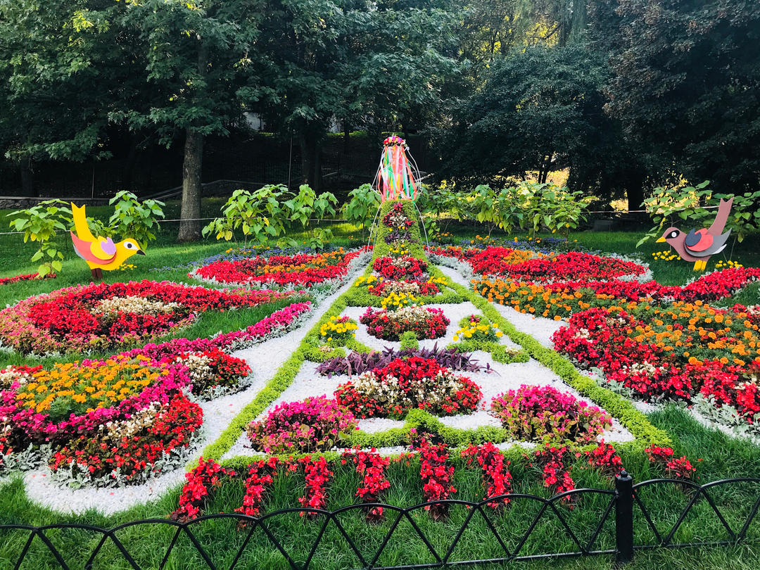 Виставка квітів у Києві на Співочому полі