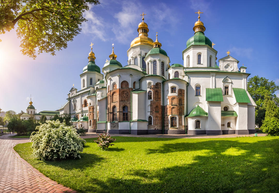 Софійський собор у Києві яскравим сонячним літнім ранком