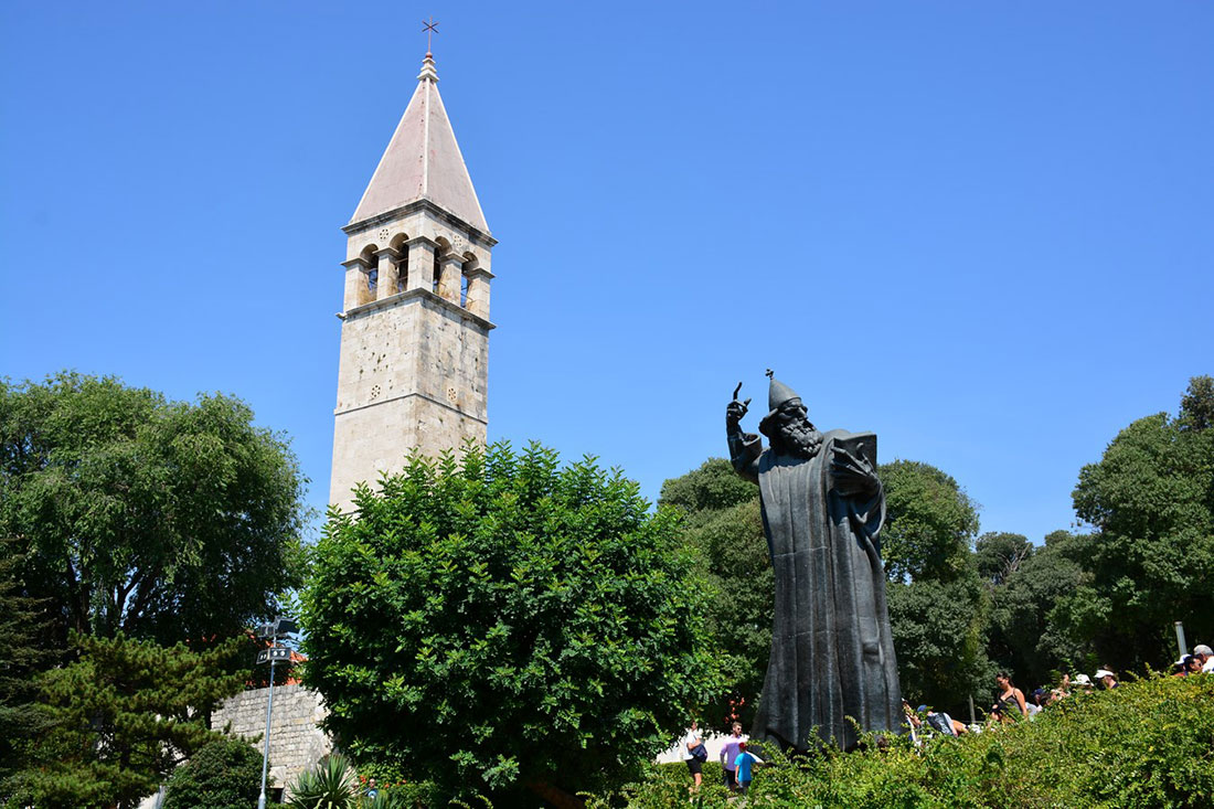 Статуя Гргура Нінського