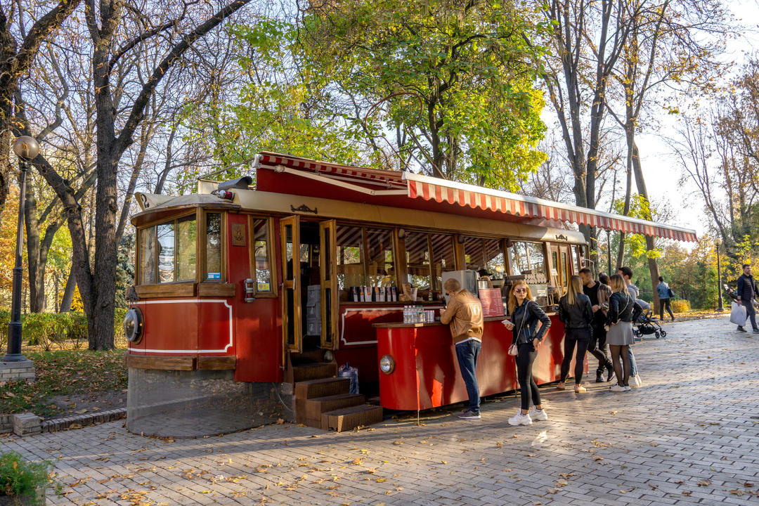 Кафе у старовинному трамваї у парку Тараса Шевченка