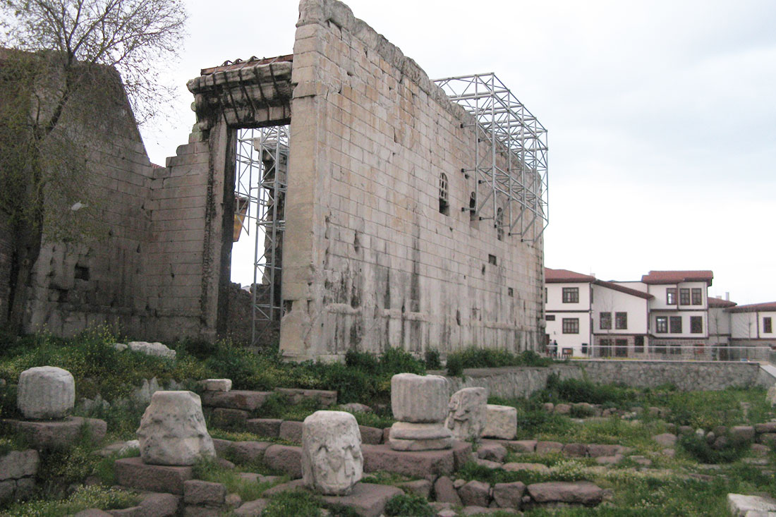 Храм Августа та Риму