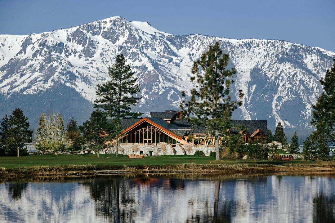 Канадський курорт на озері з видом на гори
