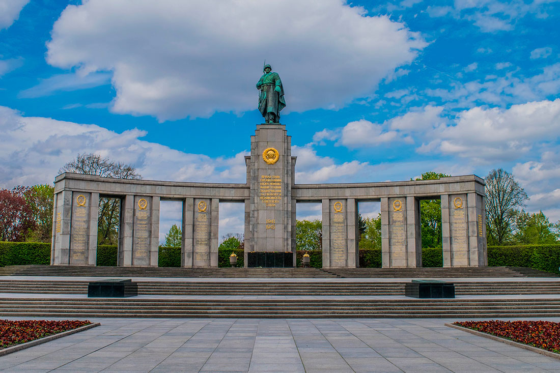 Меморіал загиблим радянським воїнам у парку Великий Тіргартен