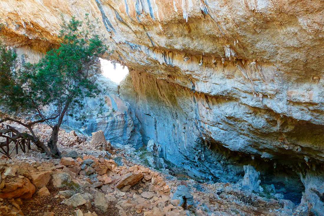 Всередині печери в Селище Тискалі