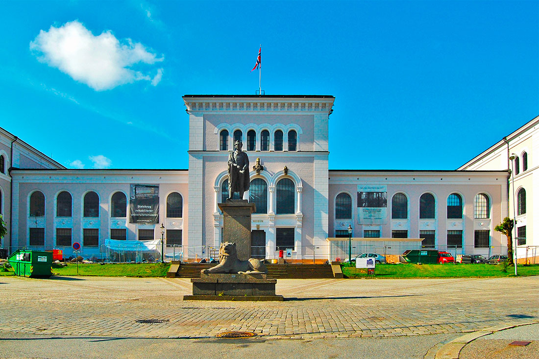Музейна площа зі статуєю Вільгельма Фрімана Корена Крісті, засновника Університетського музею Бергена