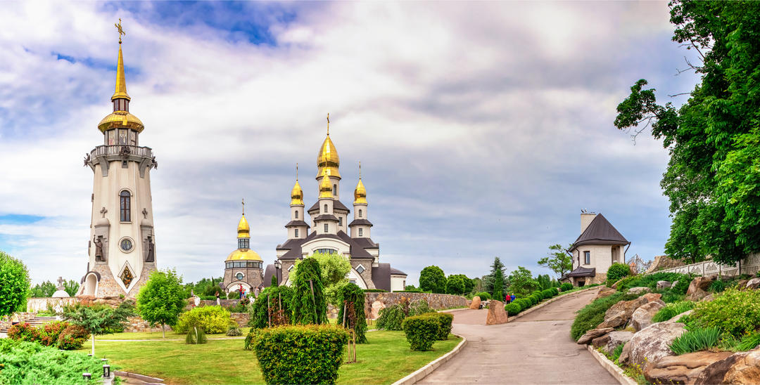 Храм з парком у Буках