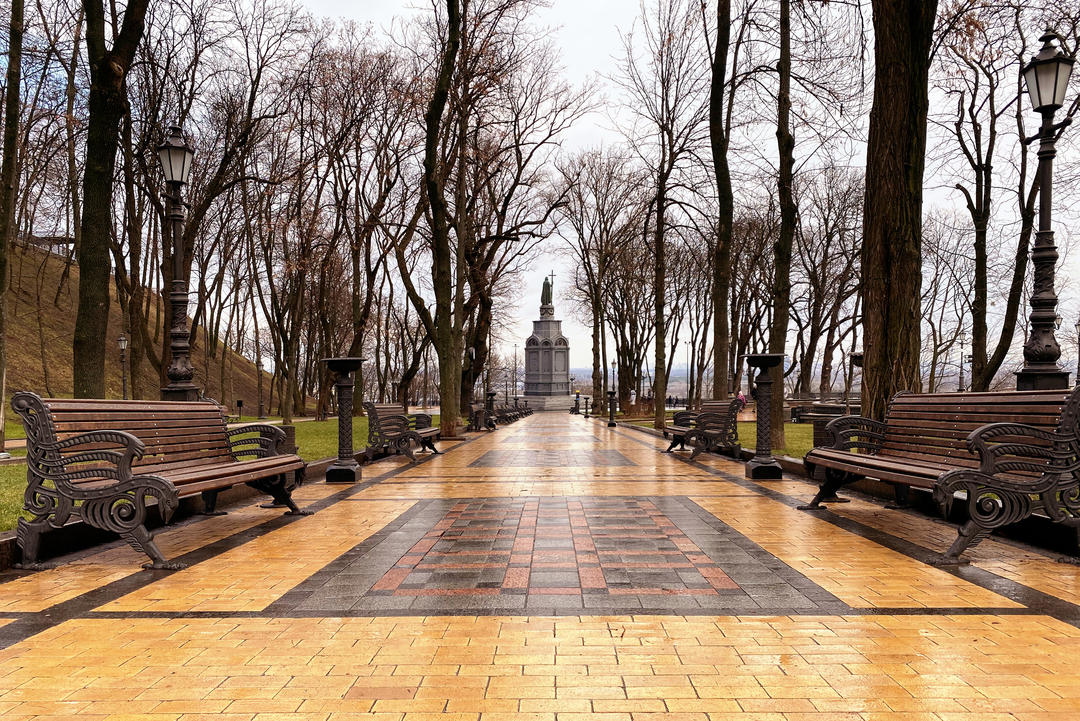 Пам'ятник Володимиру у парку восени після дощу