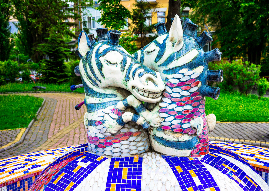 Мозаїчна скульптура у пейзажній алеї у Києві