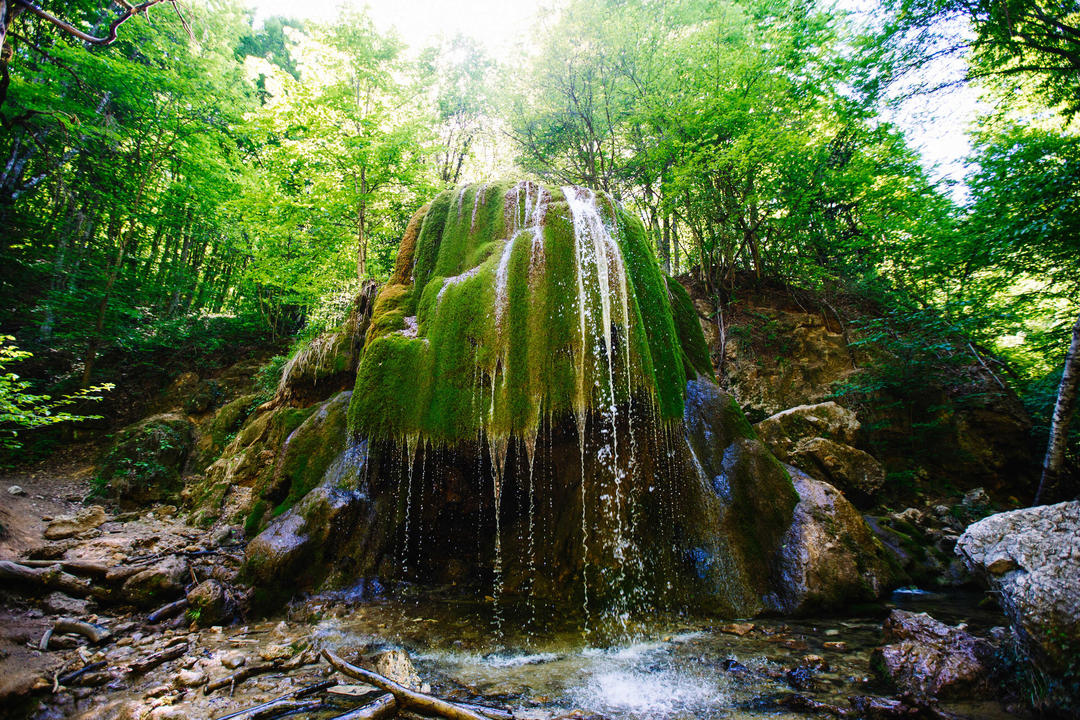 Тонкі струмки води спадають із водоспаду Срібні струмені