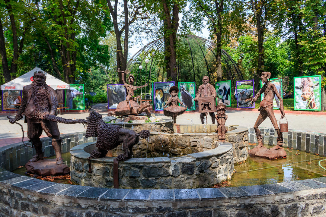 Фонтан зі статуями героїв казки «Золотий ключик або Пригоди Буратіно» у Київському зоопарку