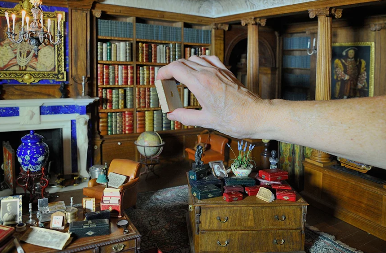 Міні-бібліотека лялькового будинку у Віндзорському замку